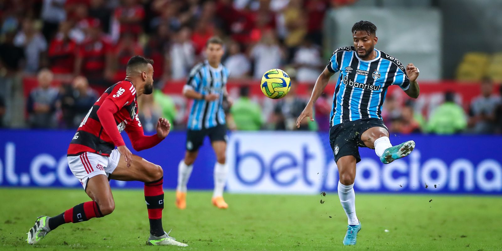 Flamengo recebe Grêmio no Maracanã mirando a ponta do Brasileiro