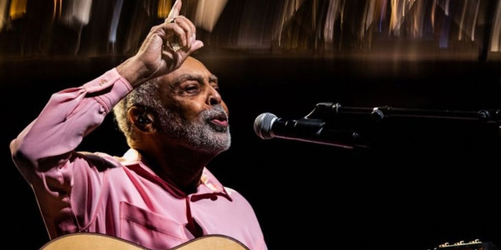 Gilberto Gil é homenageado na Uerj por contribuições culturais ao país