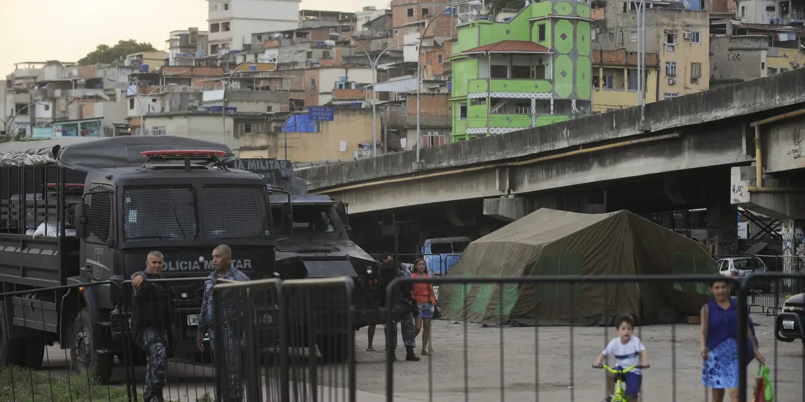 Policial morre e outro fica ferido em confronto no Complexo da Maré