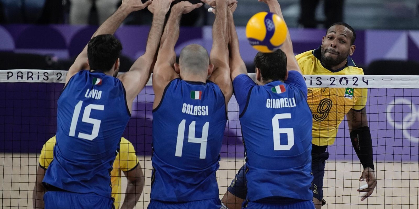 Brasil é superado pela Itália na estreia do vôlei masculino em Paris