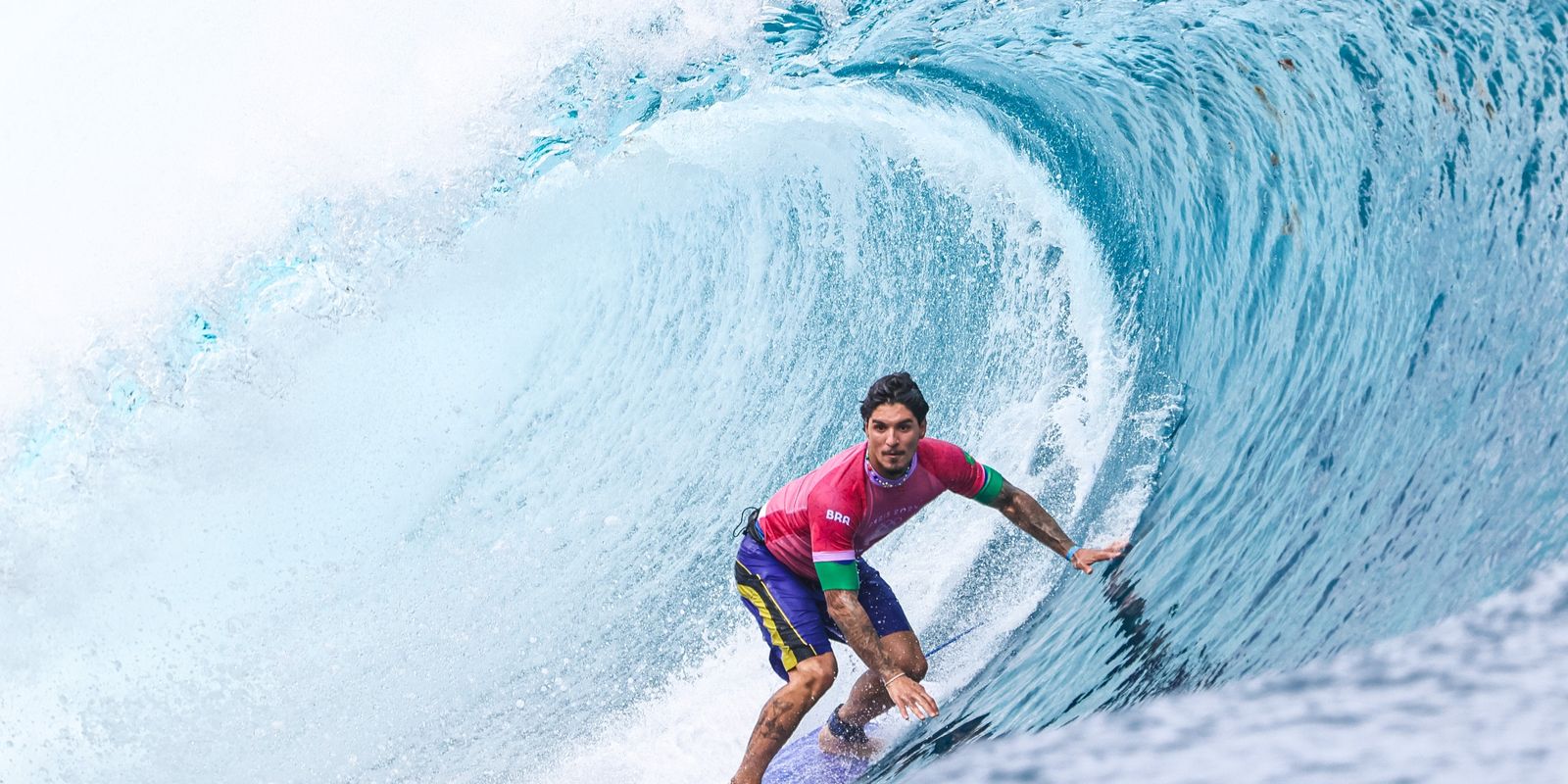 Gabriel Medina brilha em Teahupoo e chega às quartas de final no surfe