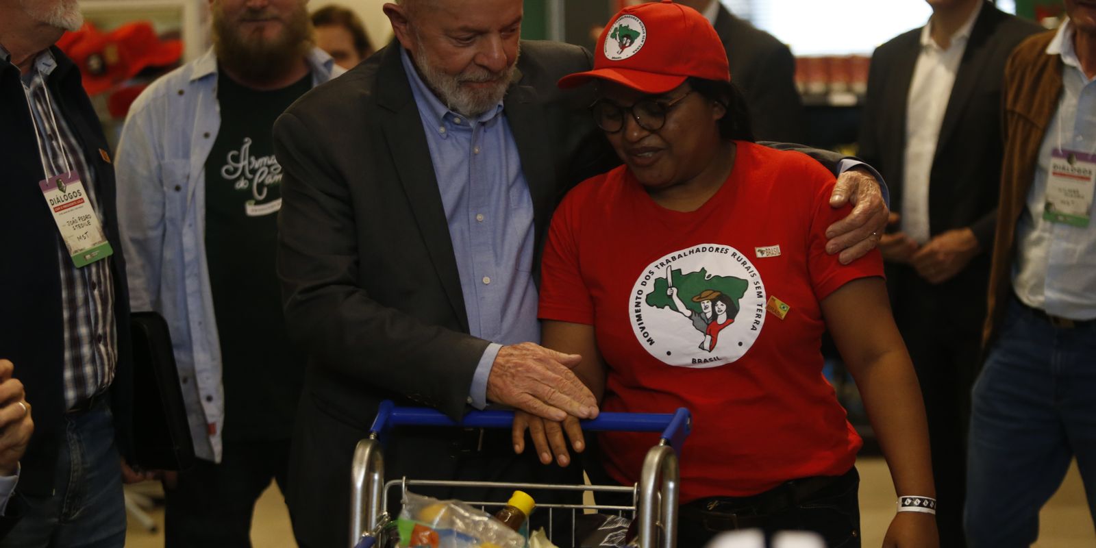 Lula faz reunião com dezenas de movimentos sociais em São Paulo 