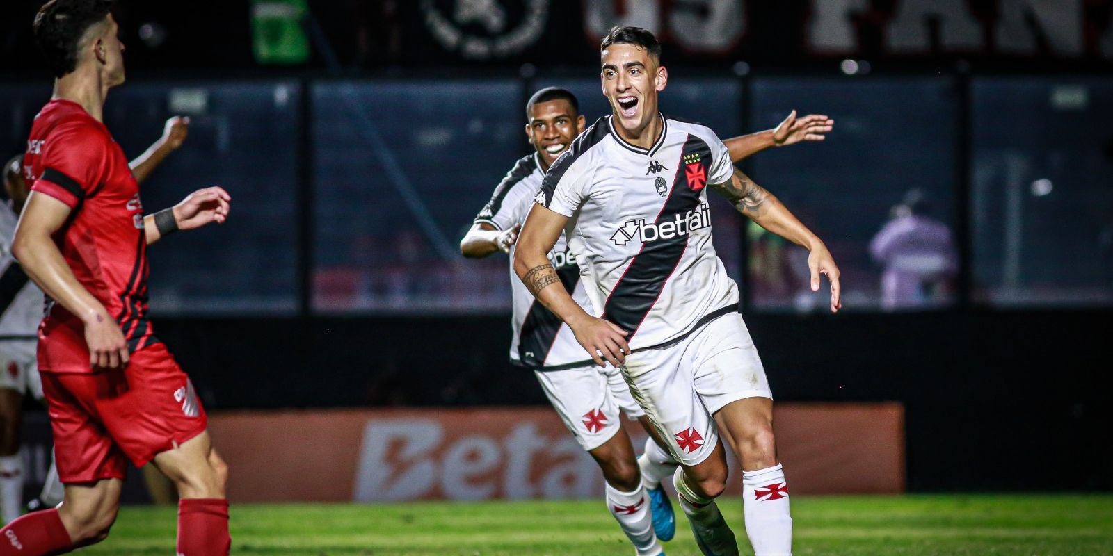 Copa do Brasil: Vasco sai na frente do Athletico por vaga na semi