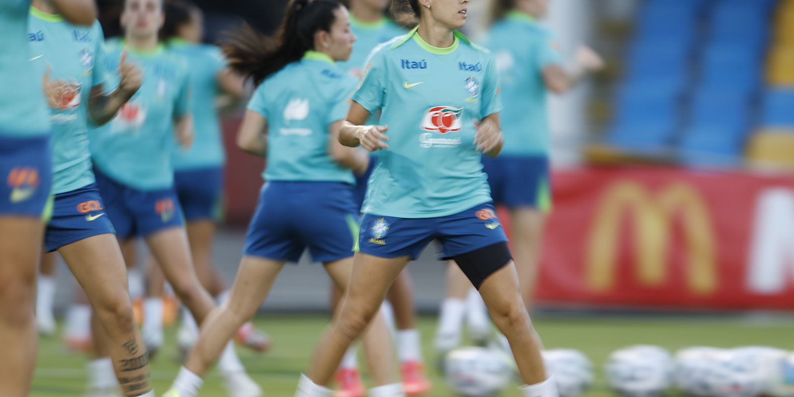 Seleção feminina realiza primeiro treino com todas as convocadas